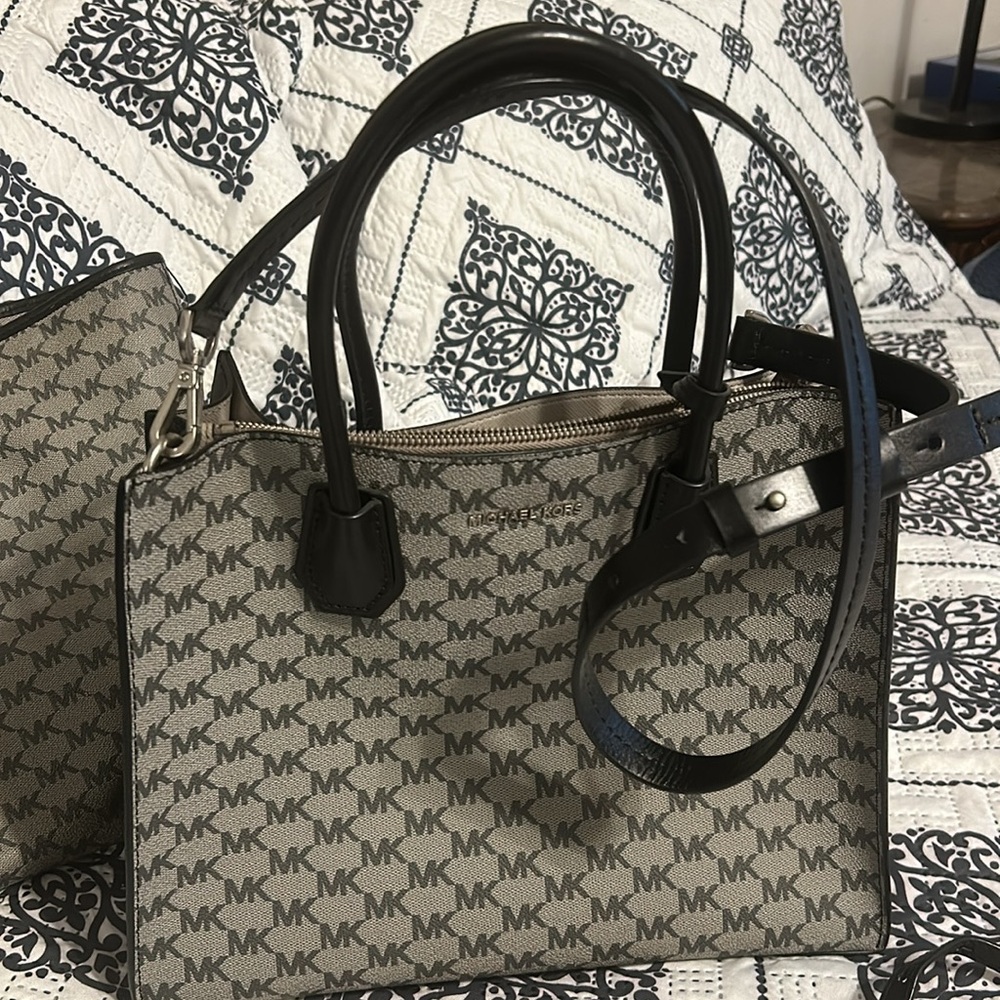 Michael Kors Bags - Picture 6 of 8